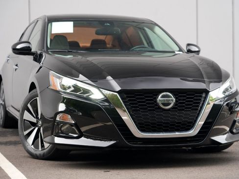 Used 2019 Nissan Altima 2.5 SV FWD image 2