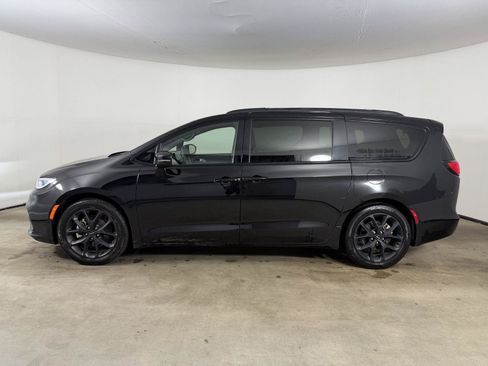 Used 2025 Chrysler Pacifica Limited FWD image 11