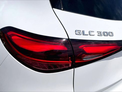 Used 2025 Mercedes-Benz GLC 300 4MATIC image 29