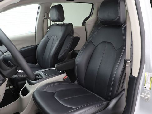 Used 2024 Chrysler Pacifica Touring-L image 14