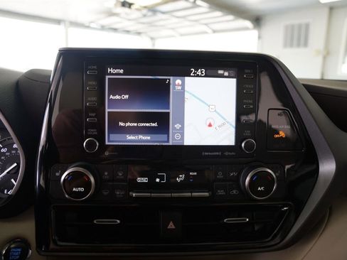 Used 2022 Toyota Highlander XLE AWD/4WD image 14
