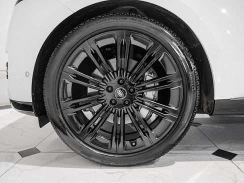 Used 2025 Land Rover Range Rover SE AWD/4WD image 13