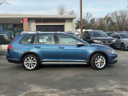 Used 2017 Volkswagen Golf Alltrack S image 2