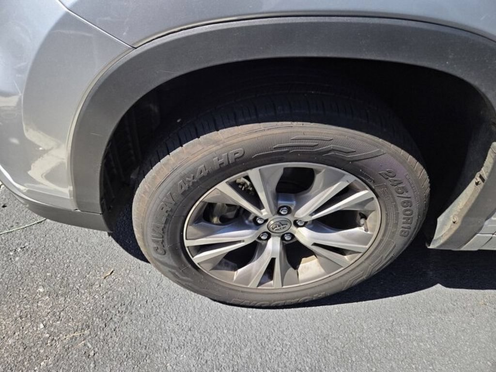 Used 2014 Toyota Highlander Plus FWD image 2