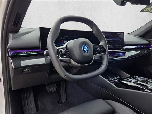 Used 2025 BMW i5 eDrive40i RWD image 9