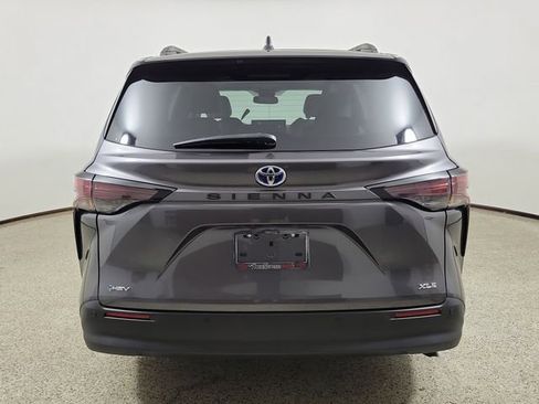 Used 2025 Toyota Sienna XLE FWD image 6