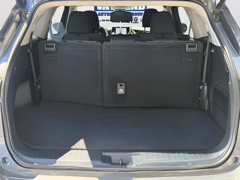 Used 2023 Toyota Highlander LE image 32