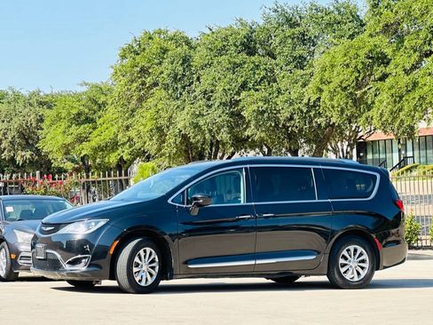 Used 2019 Chrysler Pacifica Touring-L FWD image 5