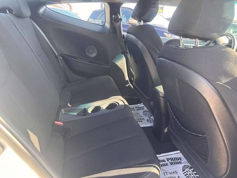 Used 2015 Hyundai Veloster FWD image 9