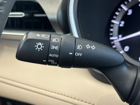 Used 2021 Toyota Highlander XLE FWD image 31