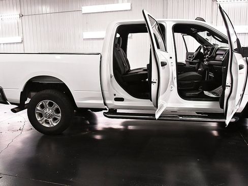 Used 2024 RAM 2500 Big Horn image 32