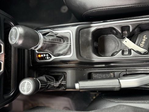 Used 2018 Jeep Wrangler Unlimited Sahara image 13