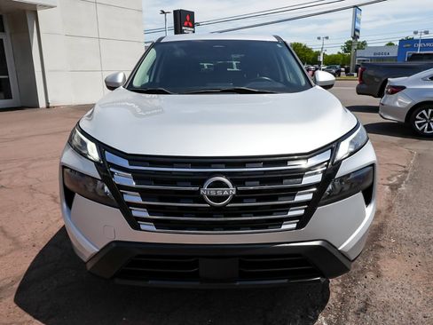 Used 2024 Nissan Rogue SV AWD/4WD image 2