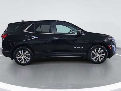 Used 2023 Chevrolet Equinox LT image 2