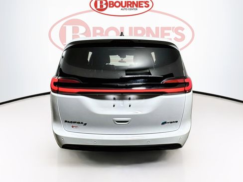 Used 2023 Chrysler Pacifica Limited w/ Uconnect Theater Family Group FWD image 9