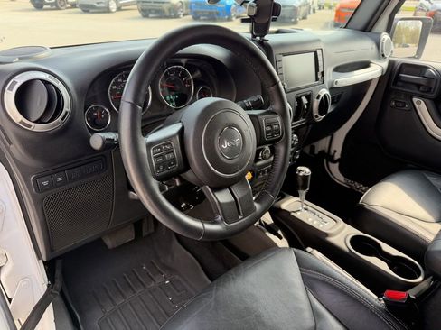 Used 2015 Jeep Wrangler Unlimited Rubicon w/ Connectivity Group AWD/4WD image 2