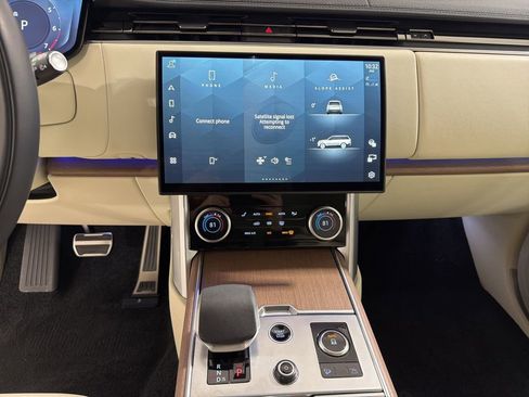 Used 2023 Land Rover Range Rover SE image 16