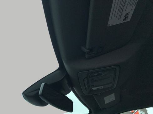 Certified 2025 GMC Sierra 1500 SLT image 16