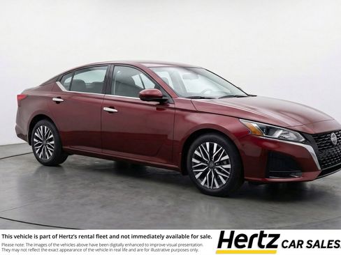 Used 2025 Nissan Altima 2.5 SV image 1