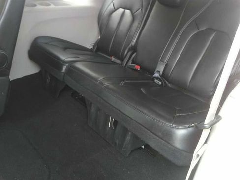 Used 2023 Chrysler Pacifica Touring-L FWD image 5