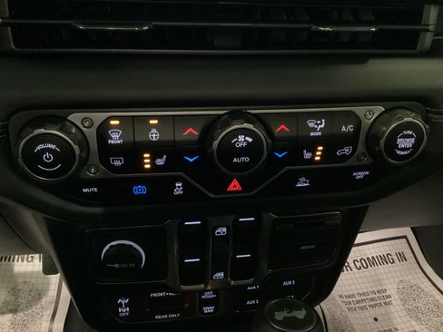 Used 2025 Jeep Wrangler Unlimited Rubicon 4xe w/ Convenience Group AWD/4WD image 24