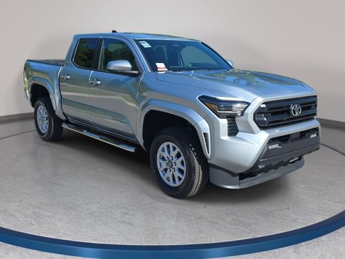 Used 2024 Toyota Tacoma SR5 AWD/4WD image 3