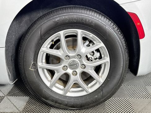 Used 2024 Chrysler Pacifica Touring-L FWD image 36