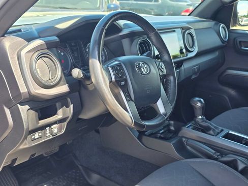 Used 2017 Toyota Tacoma TRD Off-Road AWD/4WD image 12