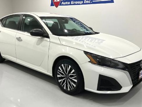 Used 2025 Nissan Altima 2.5 SV FWD image 3
