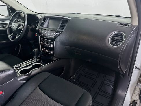 Used 2019 Nissan Pathfinder SV image 28
