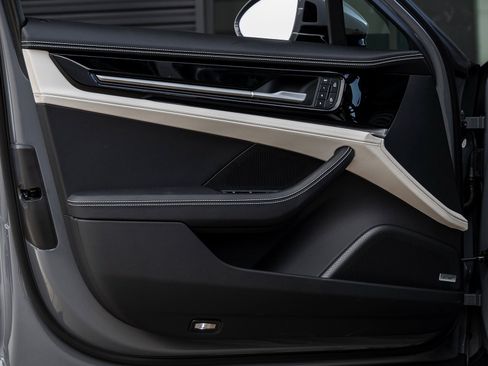 Certified 2025 Porsche Panamera 4 image 21