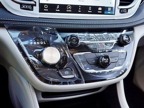 New 2023 Chrysler Pacifica Limited image 39