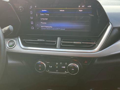 Used 2024 Chevrolet Trax ACTIV w/ Sunroof Package image 17