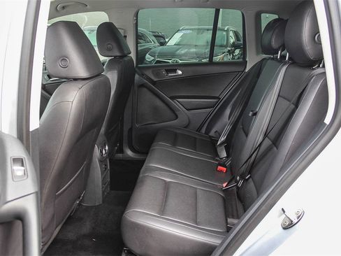 Used 2012 Volkswagen Tiguan SE image 18