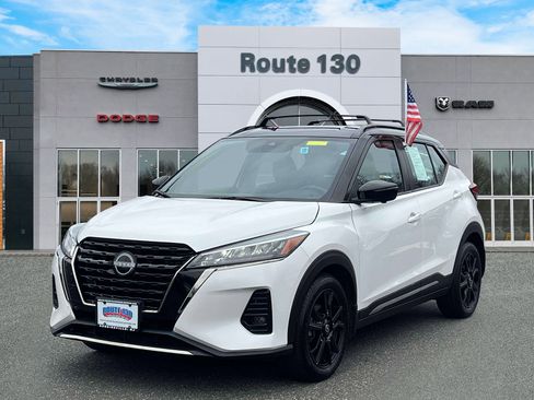 Used 2023 Nissan Kicks SR w/ Exterior Package FWD image 2