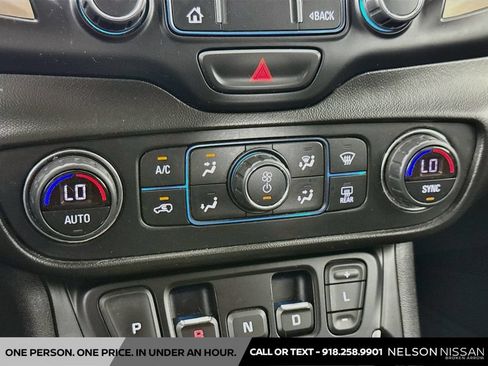 Used 2020 GMC Terrain Denali w/ Denali Premium Package AWD/4WD image 16