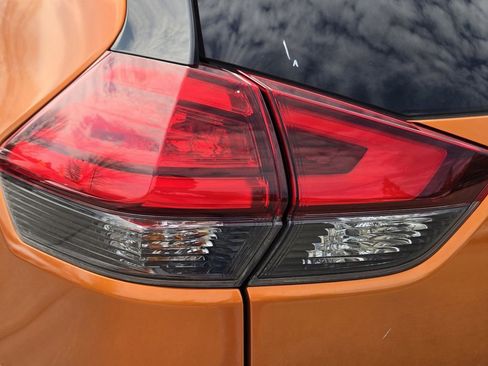 Used 2017 Nissan Rogue SV image 11