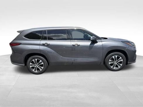 Used 2021 Toyota Highlander XLE FWD image 14