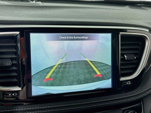 Used 2025 Chrysler Pacifica Select FWD image 7