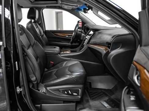 Used 2018 Cadillac Escalade Luxury RWD image 36