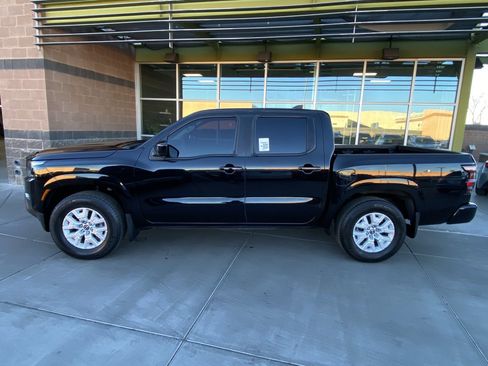 Used 2022 Nissan Frontier SV image 2
