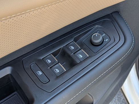 Used 2025 Volkswagen Atlas Cross Sport SE image 13