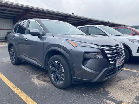 Used 2025 Nissan Rogue SV image 2