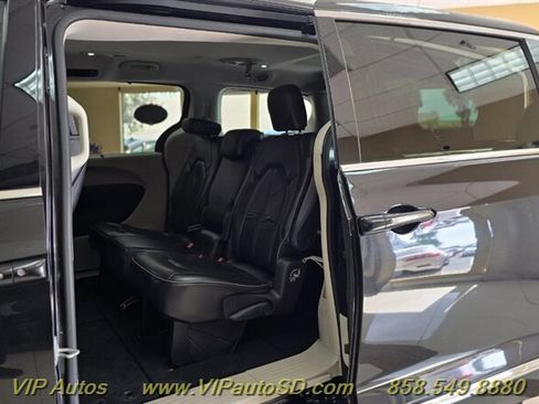 Used 2019 Chrysler Pacifica Limited FWD image 22