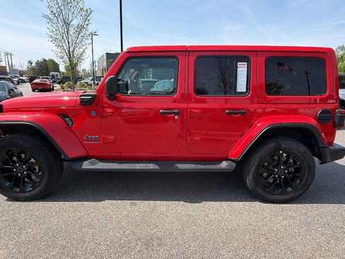 Used 2025 Jeep Wrangler Sahara image 11