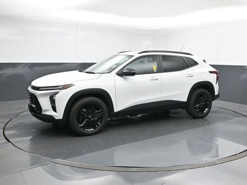 Used 2025 Chevrolet Trax ACTIV w/ Driver Confidence Package image 2