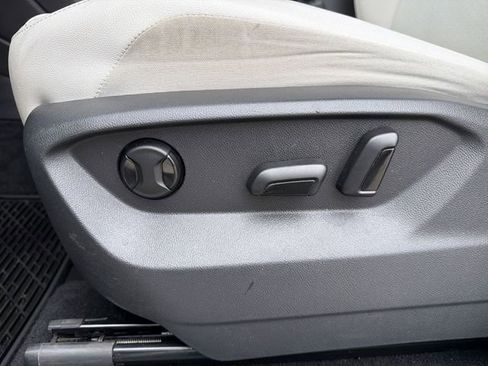 Used 2019 Volkswagen Tiguan SE w/ Panoramic Sunroof Package AWD/4WD image 14