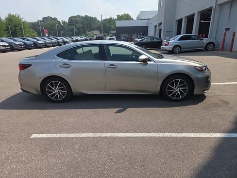 Used 2016 Lexus ES 350 w/ Luxury Package w/Wood Trim FWD image 19