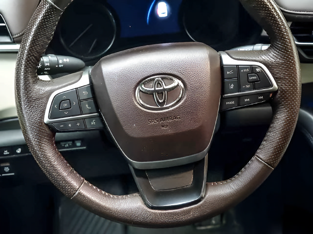 Used 2022 Toyota Sienna Platinum AWD/4WD image 17