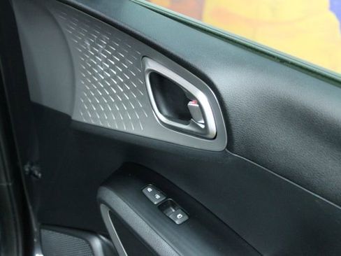 Used 2022 Kia Soul LX image 10